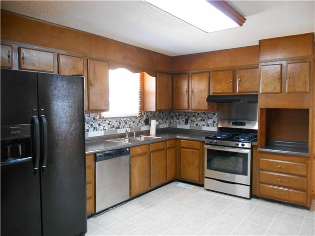 121 Sam Davis Drive Springfield, TN 37172 - Photo 3 of 20 ANYONE WOULD LOVE COOKING IN THE NEWLY REDONE KITCHEN WITH UPGRADED APPLIANCES. TILE BACKSPLASH