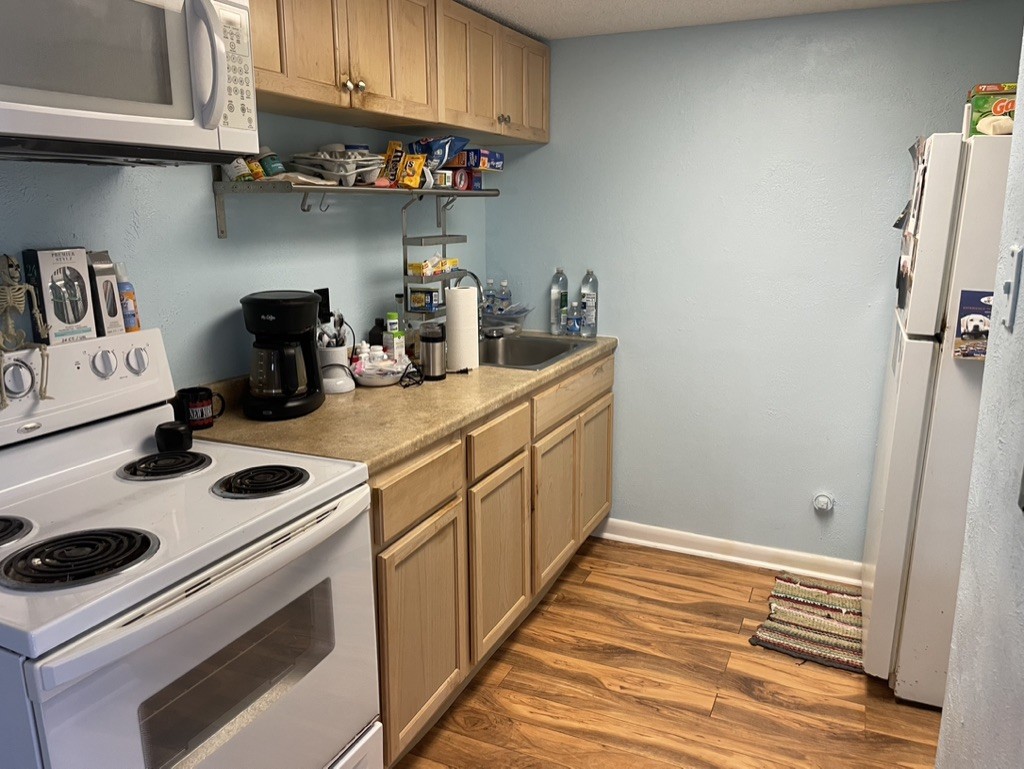 21 Vaughns Gap Road, Unit 143 Nashville, TN 37205 - Photo 4 of 6 a kitchen with sink cabinets and appliances