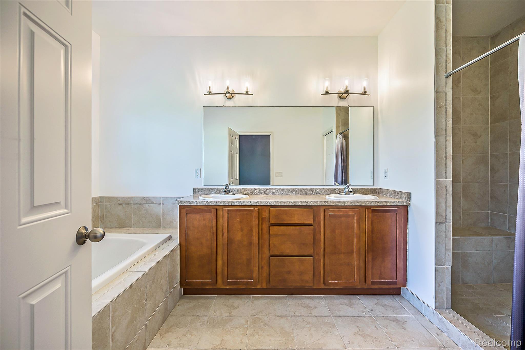 20605 Golf Ridge Circle Livonia, MI 48152 - Photo 20 of 42 Primary Bathroom (pic #1)
