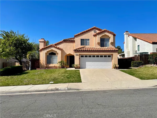 a view of a house with a yard and garage