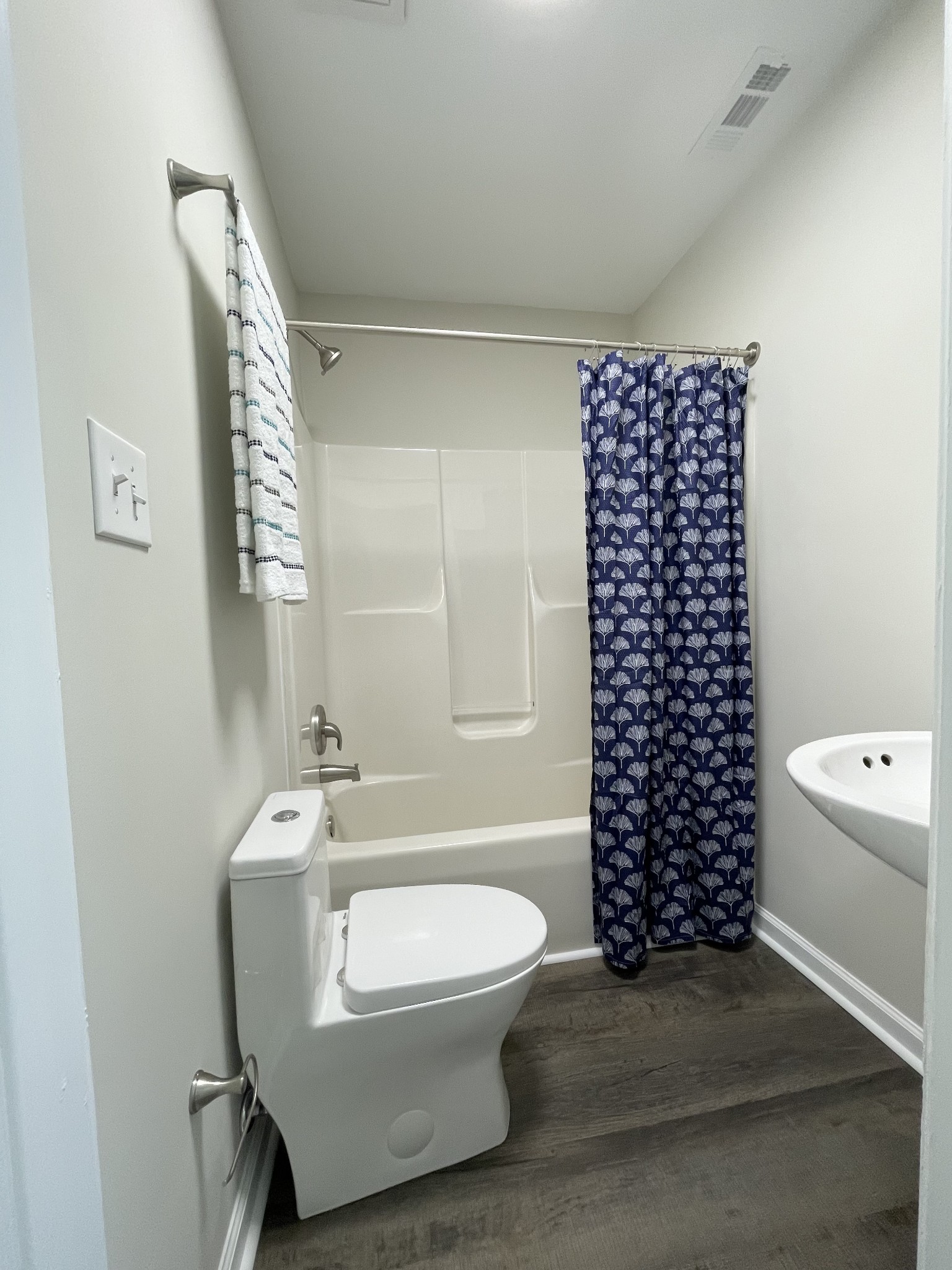 3060 Lylewood Road Woodlawn, TN 37191 - Photo 19 of 56 a bathroom with a toilet a sink and a bathtub