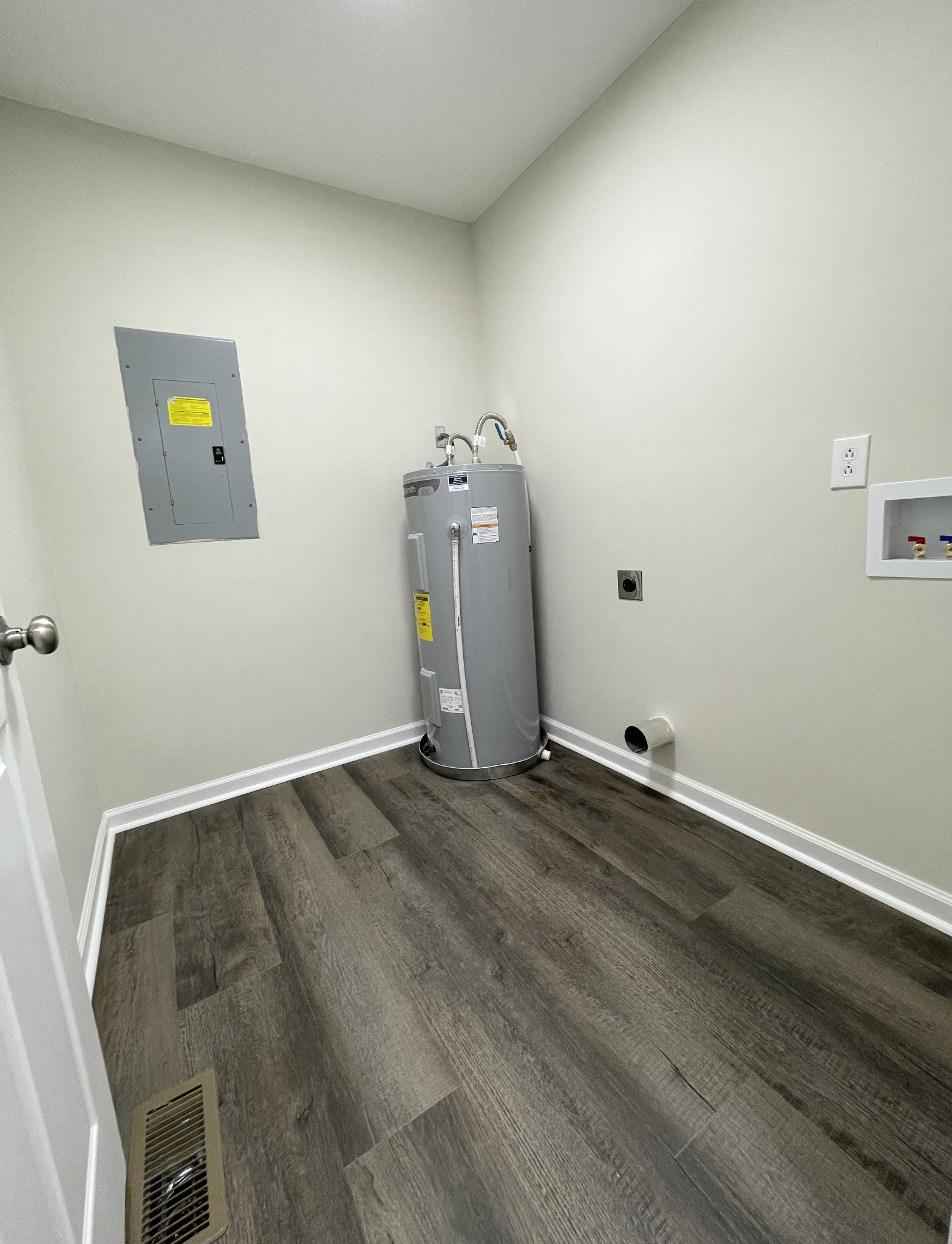 3060 Lylewood Road Woodlawn, TN 37191 - Photo 29 of 56 a view of a room with wooden floor and ceiling fan