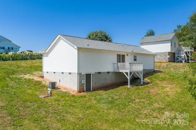 a view of a house with backyard porch and garden