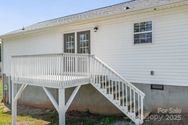 a view of a house with backyard and deck