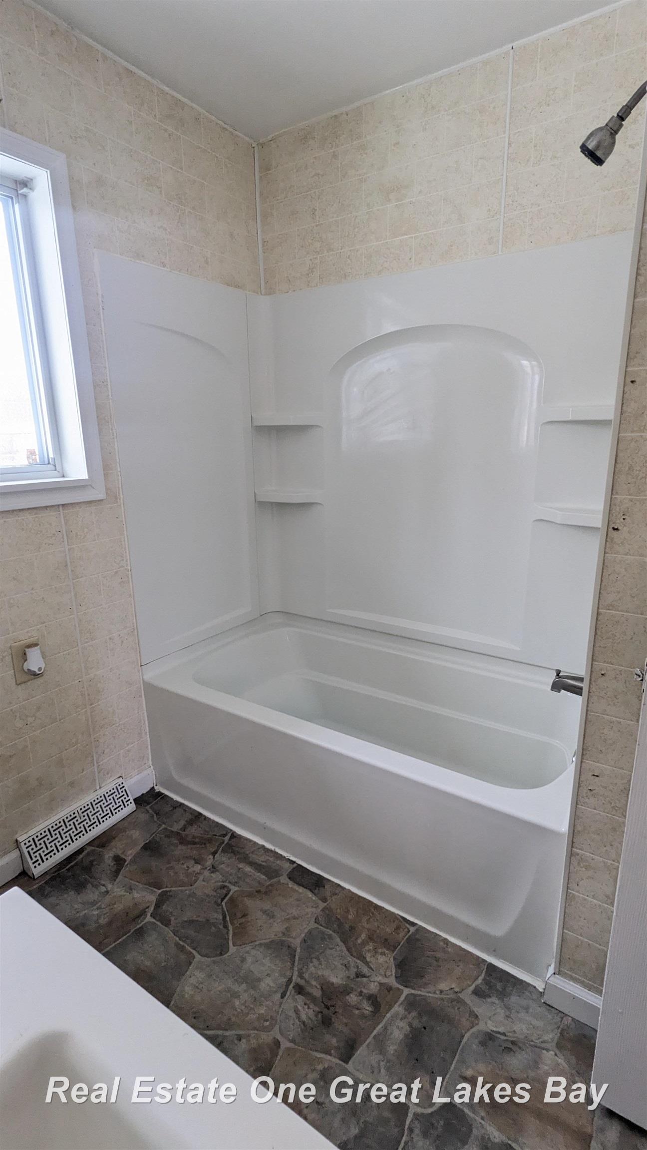 1801 Ribble Street Saginaw, MI 48601 - Photo 12 of 18 50167408-dc3a4ecc-9189-4e73-a912-d6bd4bee3f08.JPG