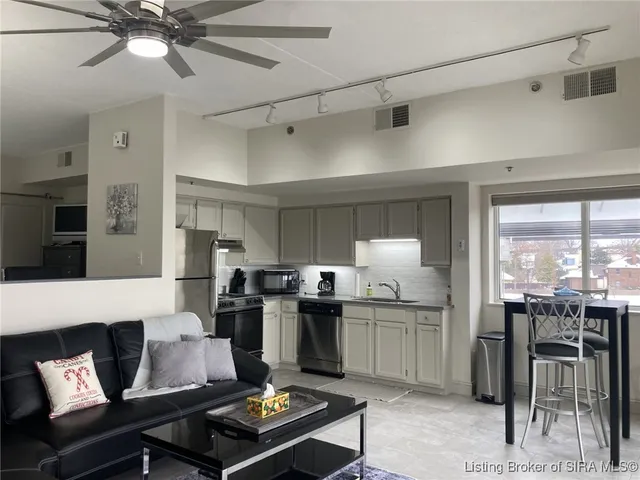 $1,775 | 1 Riverpointe Plaza, Unit 321, Jeffersonville, IN 47130