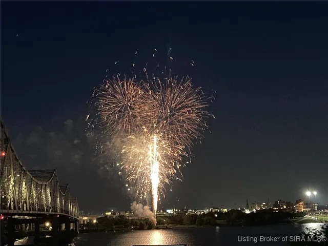 $1,775 | 1 Riverpointe Plaza, Unit 321, Jeffersonville, IN 47130