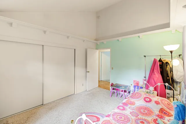 a view of a house with backyard