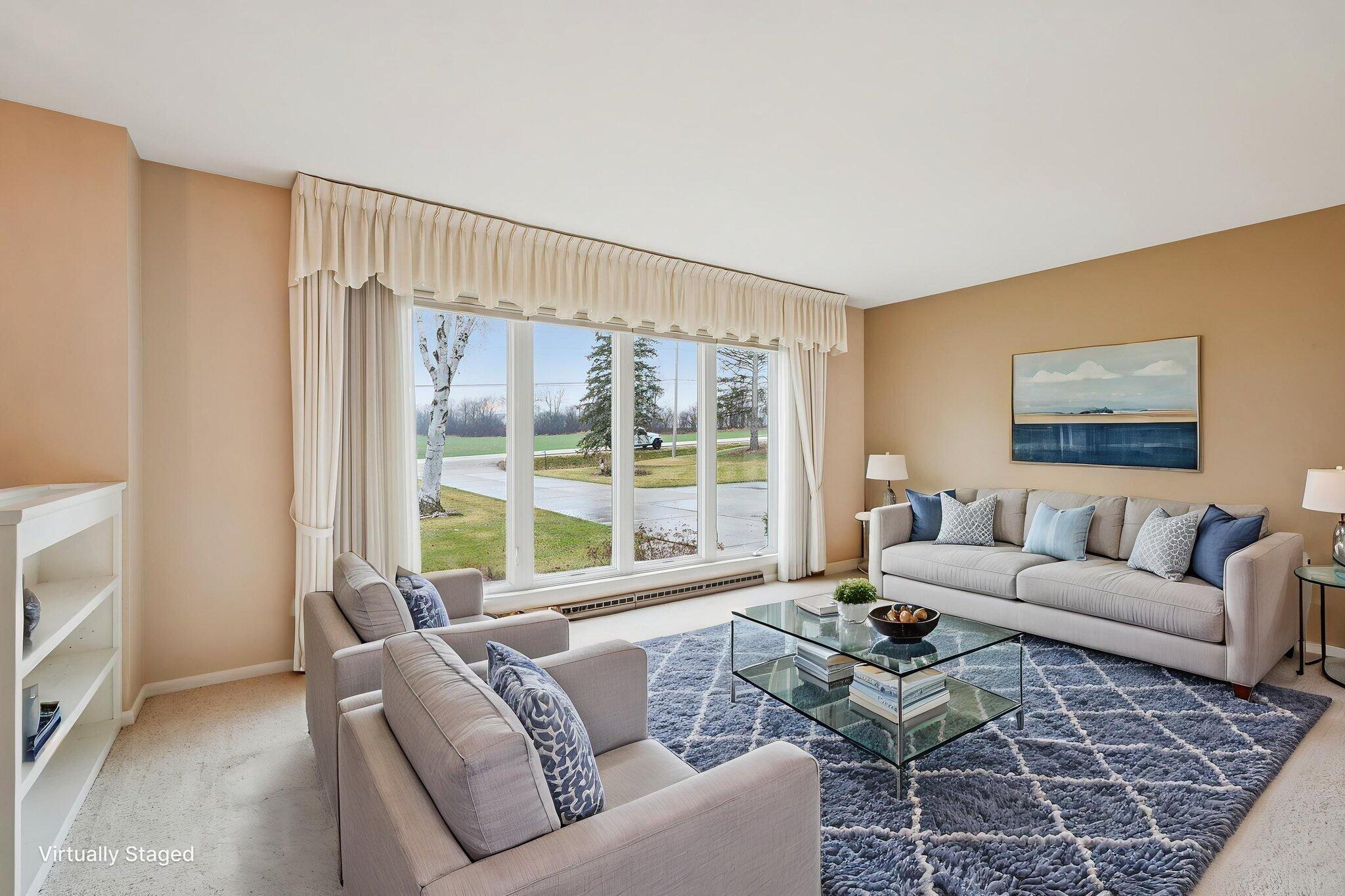 558 Horns Corners Road Cedarburg, WI 53012 - Photo 3 of 23 Living Room