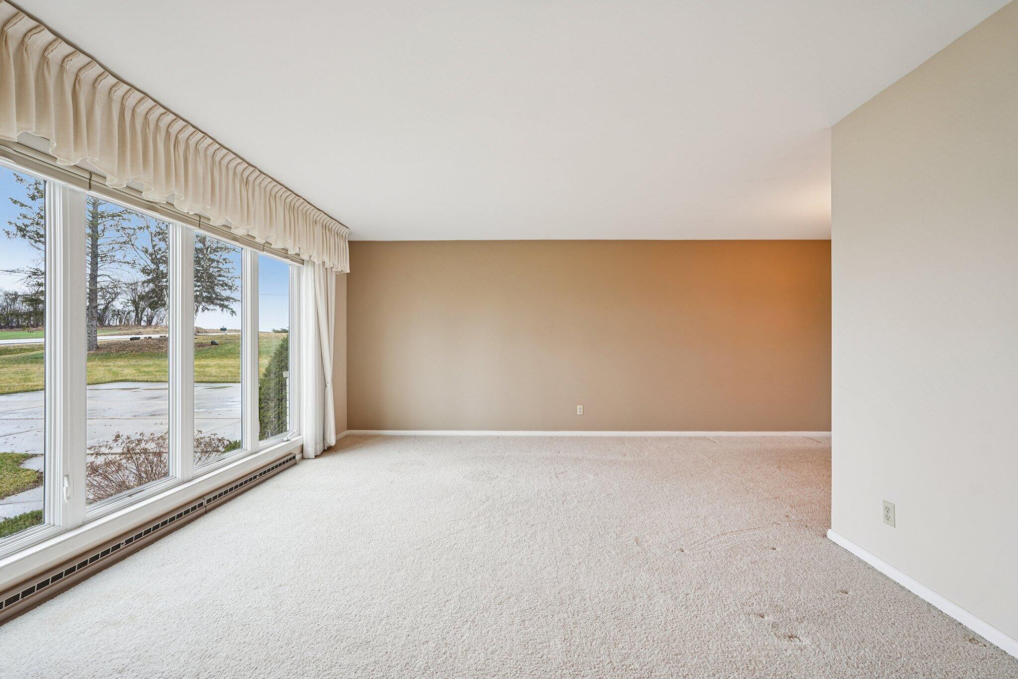 558 Horns Corners Road Cedarburg, WI 53012 - Photo 4 of 23 Living Room
