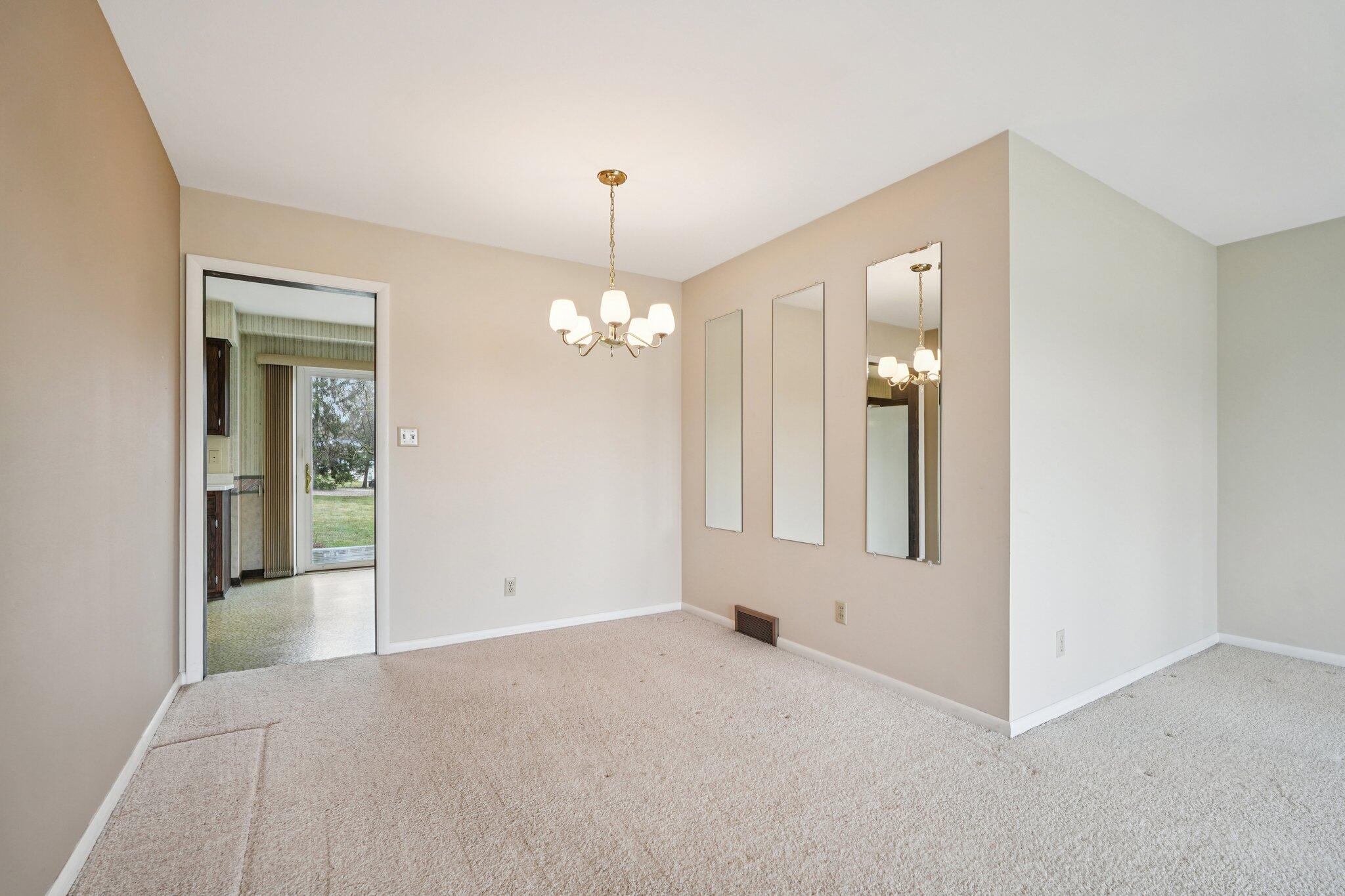 558 Horns Corners Road Cedarburg, WI 53012 - Photo 7 of 23 Dining Room