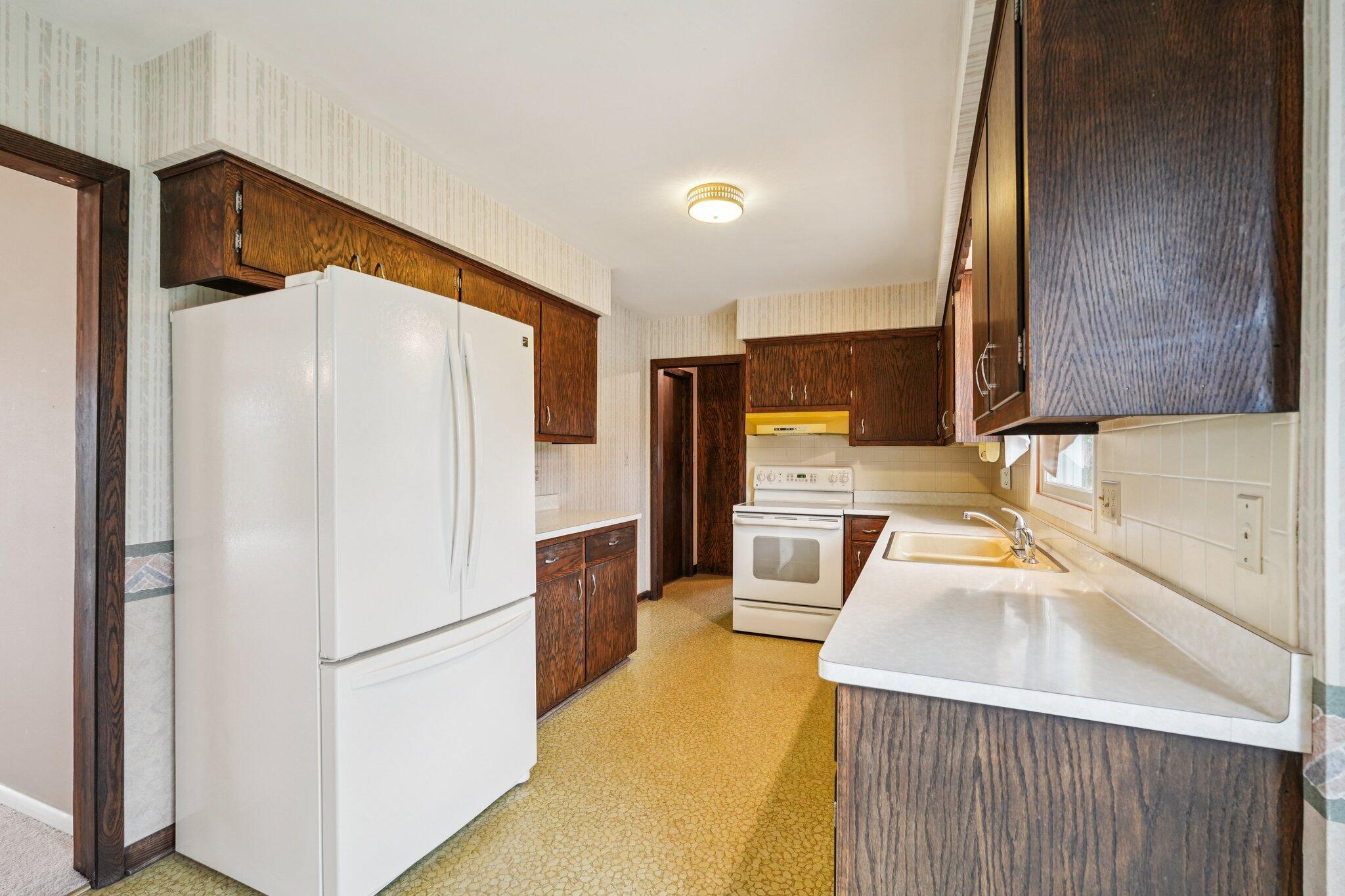 558 Horns Corners Road Cedarburg, WI 53012 - Photo 10 of 23 Kitchen