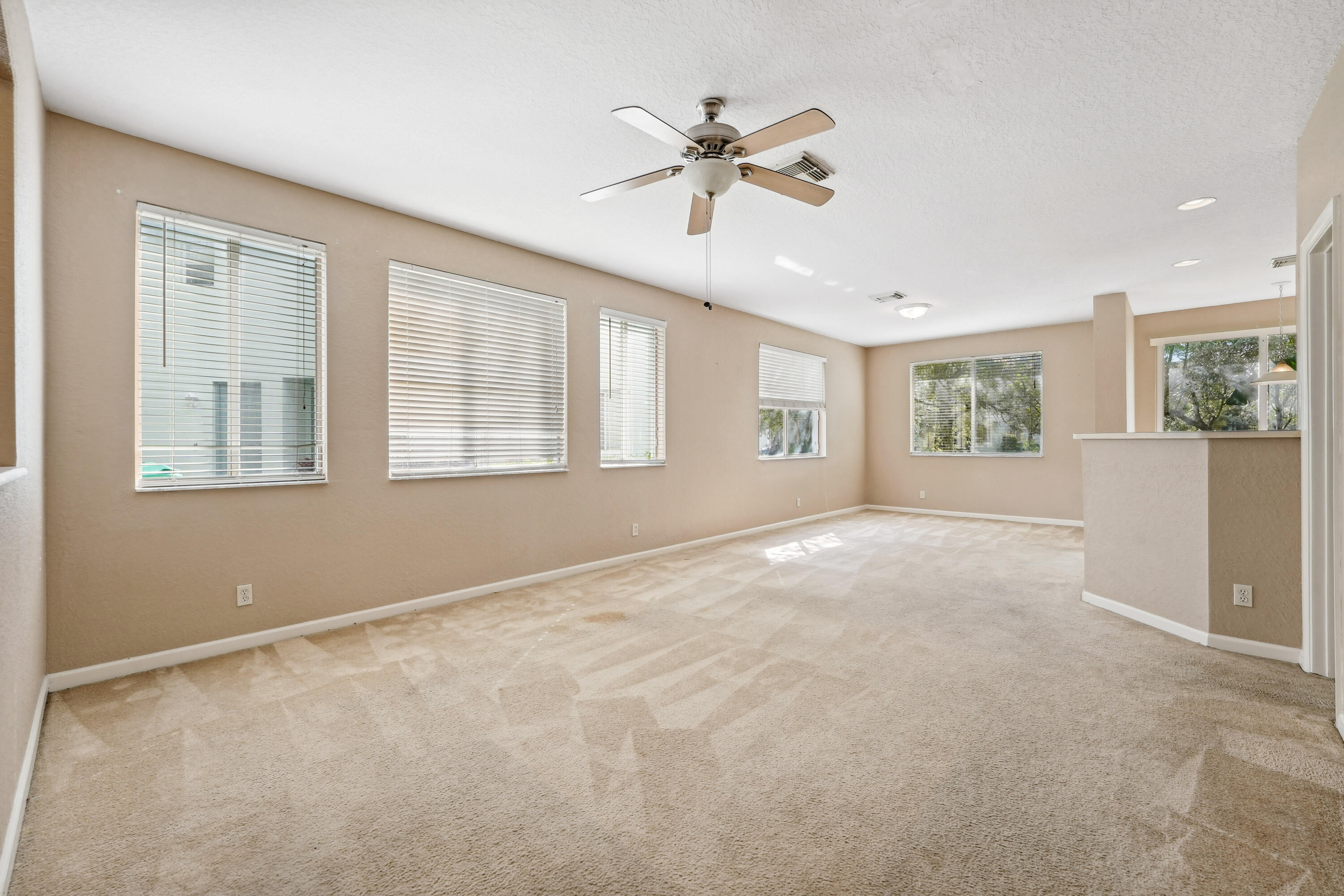 3258 Laurel Ridge Circle Riviera Beach, FL 33404 - Photo 5 of 27 Living/Family Room