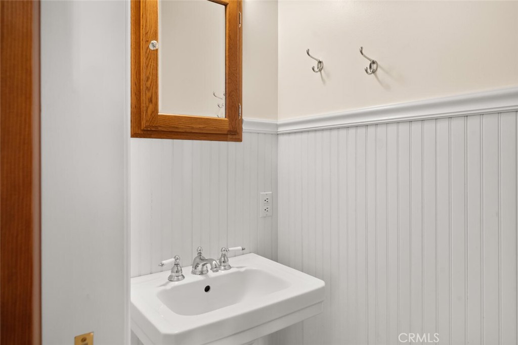3576 Dry Creek Road Oroville, CA 95965 - Photo 40 of 75 a bathroom with a sink and a mirror