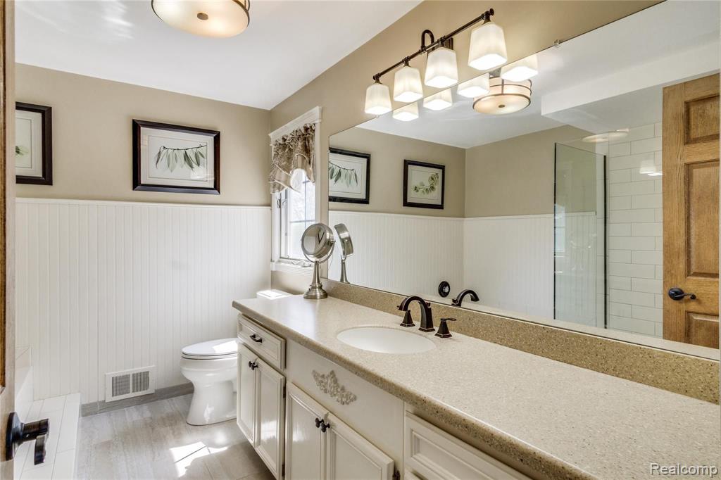 571 Augusta Drive Rochester Hills, MI 48309 - Photo 22 of 42