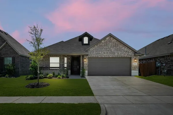 $299,999 | 914 Madeline Lane, Cleburne, TX 76033