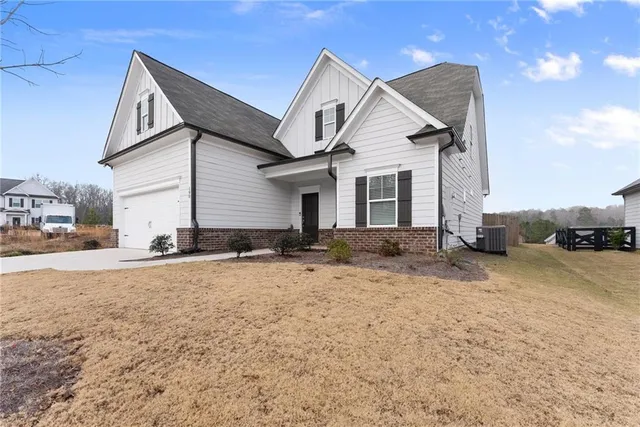 a view of a house with a yard