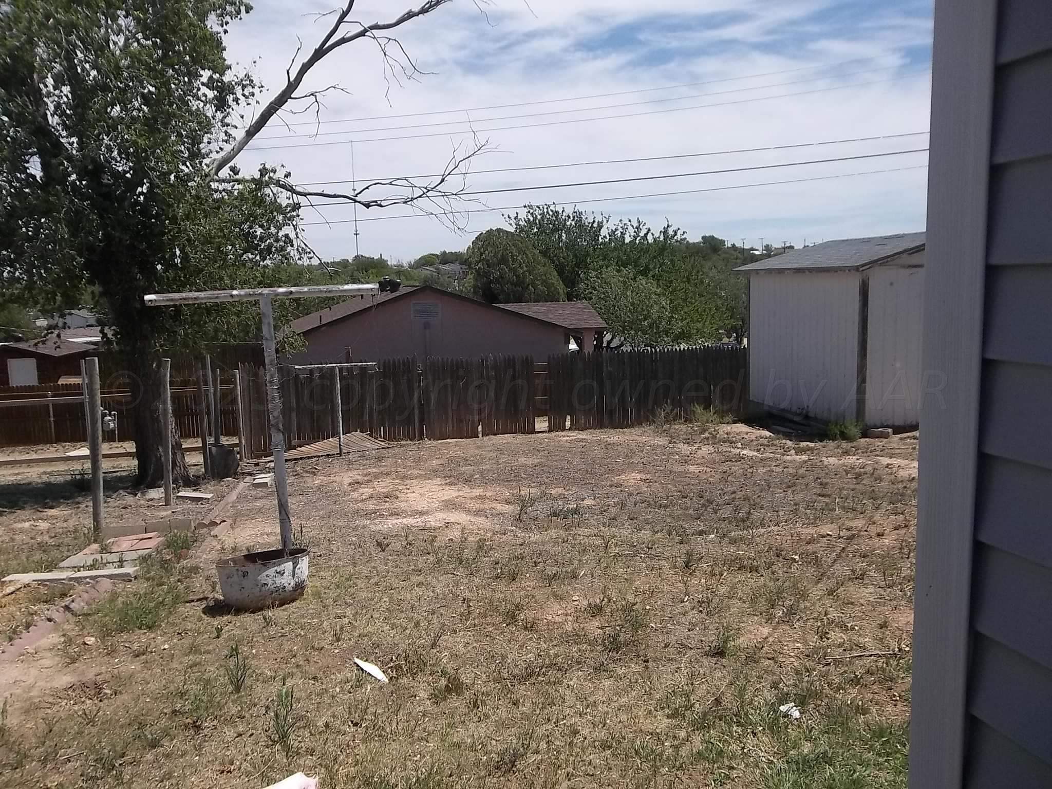 2500 Chestnut Street Amarillo, TX 79107 - Photo 6 of 20 a backyard of a house with lots of green space