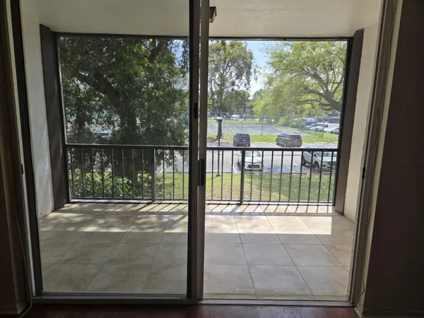 $1,400 | 3750 Inverrary Drive, Unit 2F, Lauderhill, FL 33319