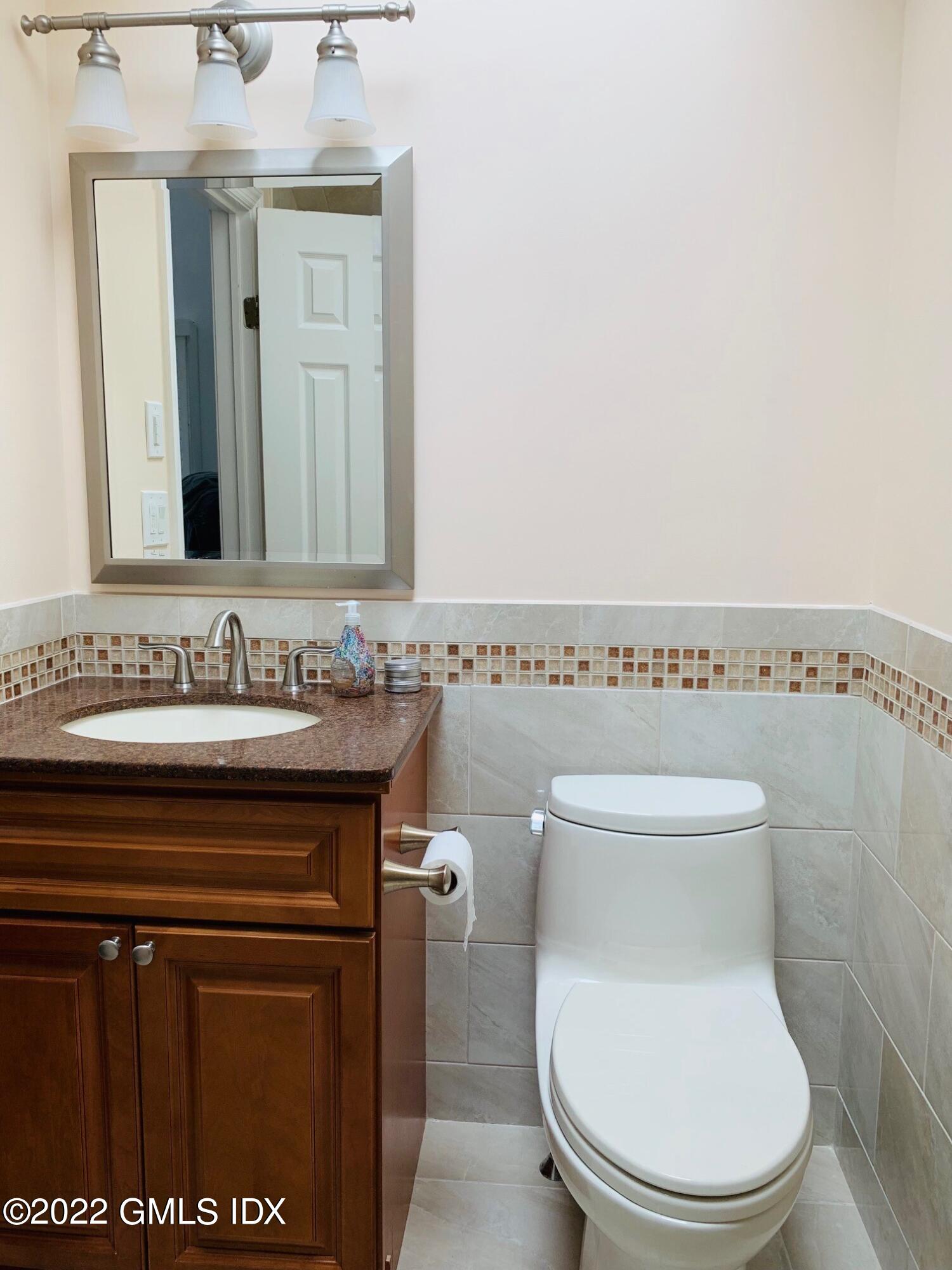 197 Sheep Hill Road, Unit C Riverside, CT 06878 - Photo 14 of 17 10_Guest Bathroom