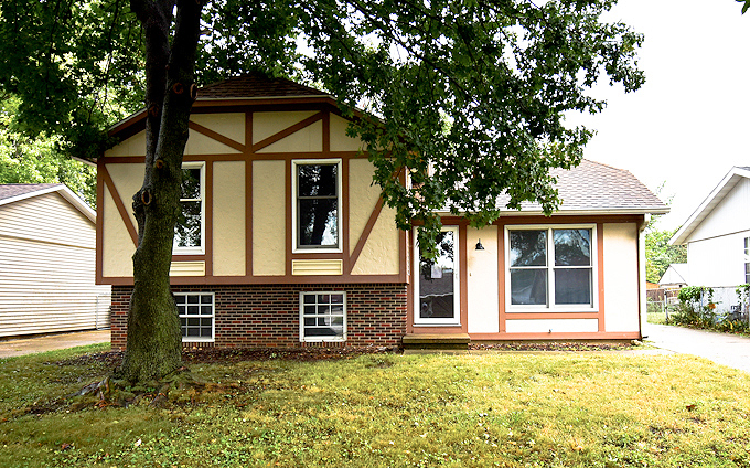 2008 Stanhope Road Springfield, IL 62702 - Photo 1 of 21 front view of a house with a yard