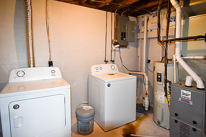 2008 Stanhope Road Springfield, IL 62702 - Photo 19 of 21 a utility room with dryer and washer