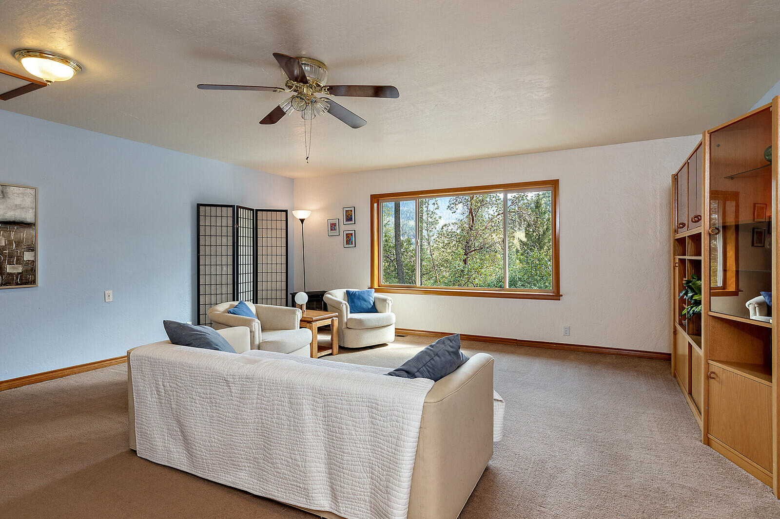 18798 North Applegate Road Grants Pass, OR 97527 - Photo 15 of 34 Family Room