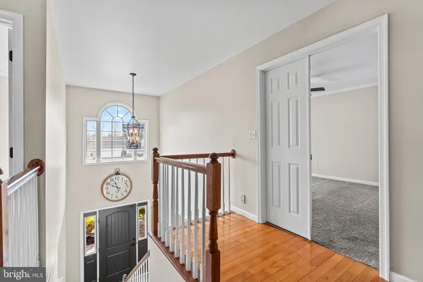 a view of empty room with a ceiling fan