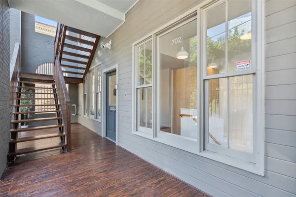 a view of entryway with livingroom