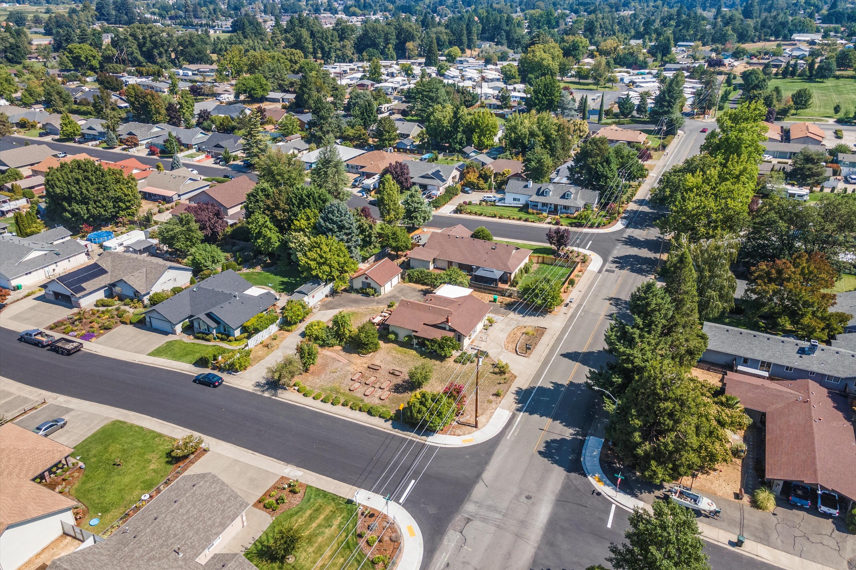 1635 Leonard Road Grants Pass, OR 97527 - Photo 5 of 37 05-DJI_0298