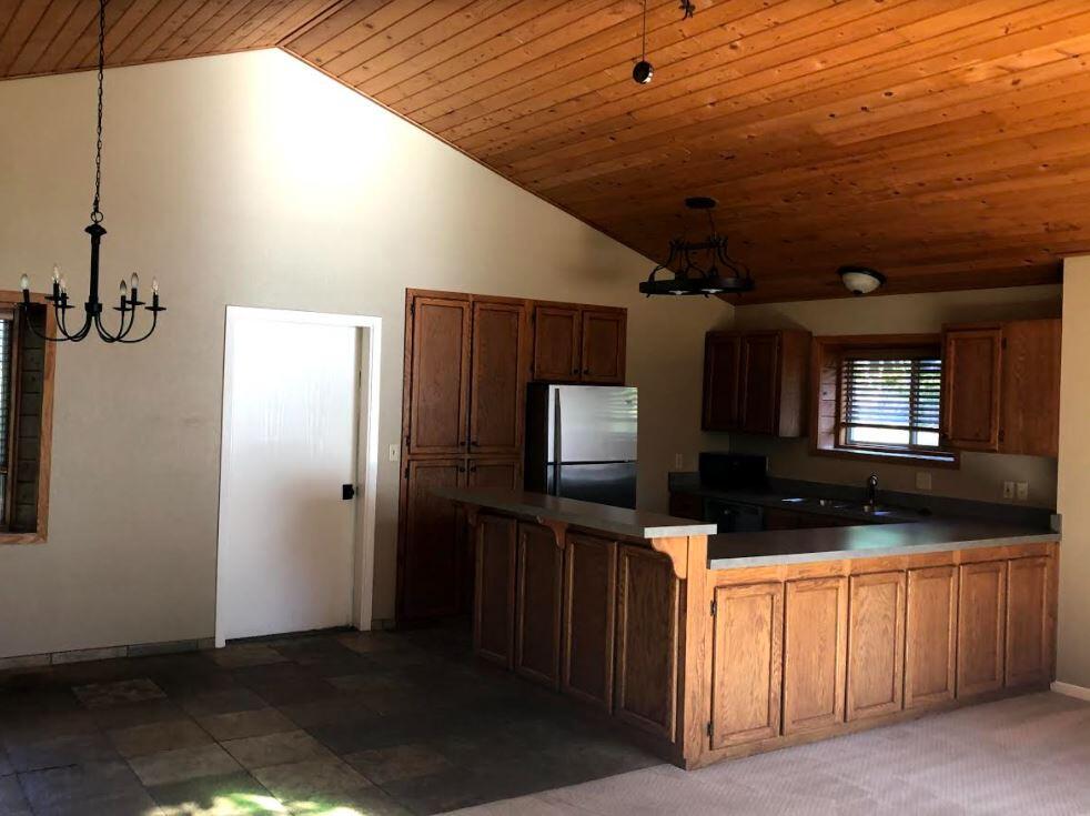 61165 Ladera Road Bend, OR 97702 - Photo 3 of 8 Kitchen