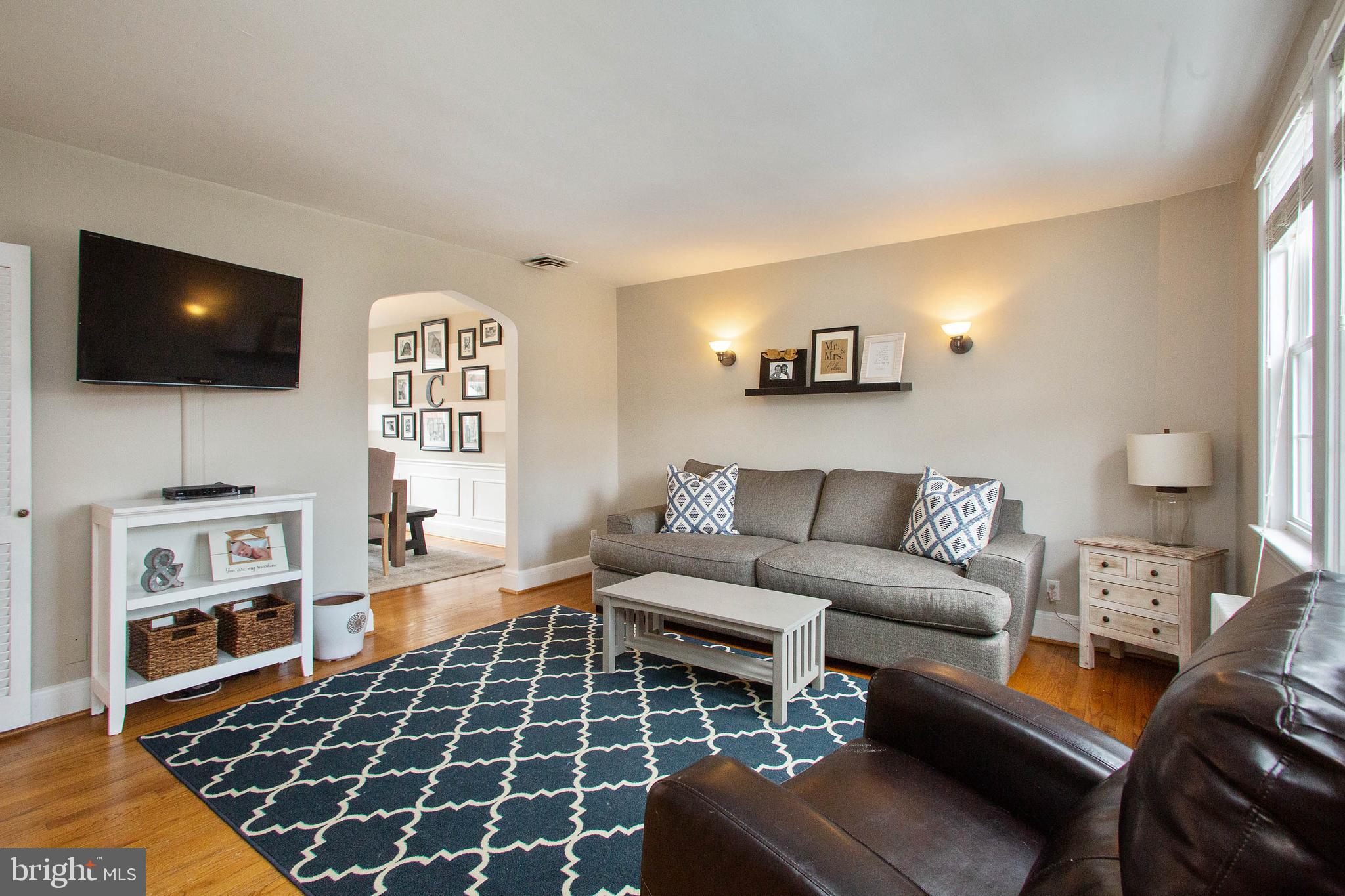 103 Murdock Road Baltimore, MD 21212 - Photo 4 of 41 Welcoming, neutral colors & hardwoods thru out.