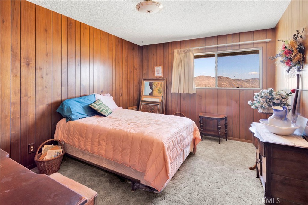 5500 Oil Well Road Phelan, CA 92371 - Photo 26 of 65 a bedroom with a bed and a table