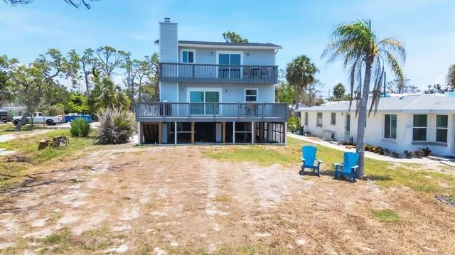 a view of a yard with a house