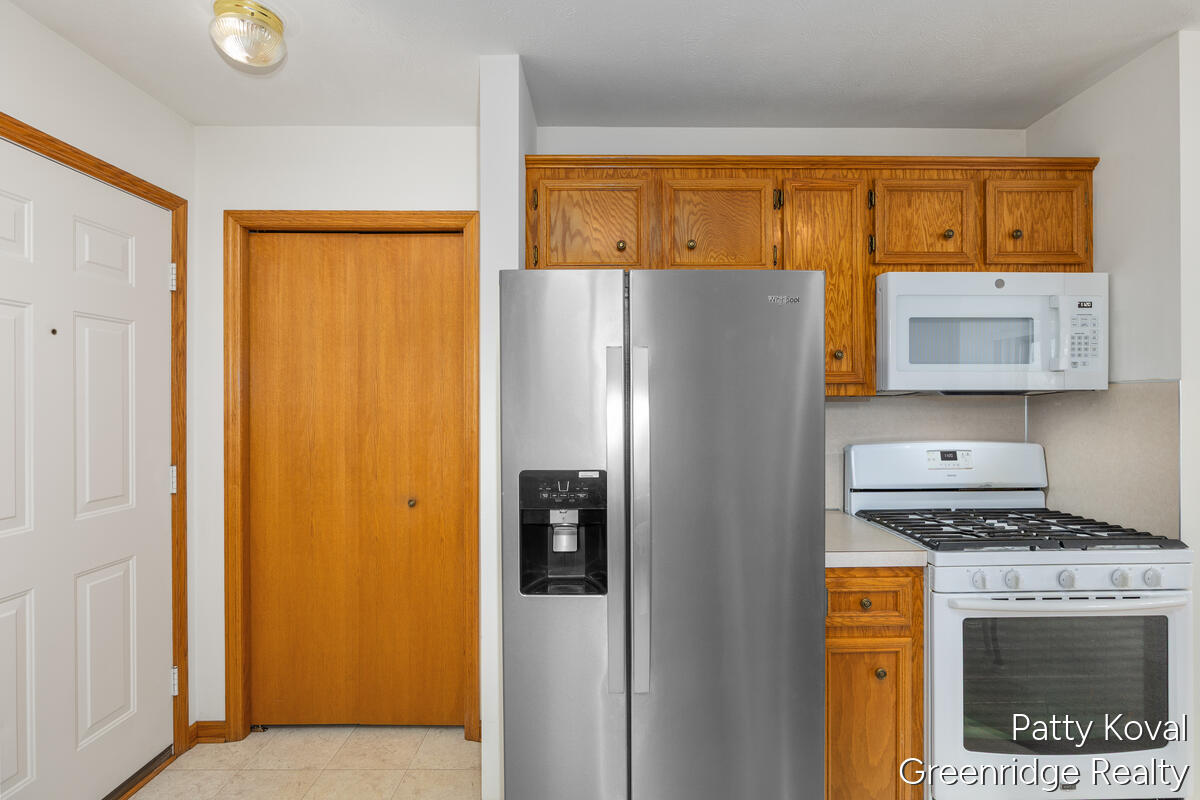 447 Falcon Drive Wayland, MI 49348 - Photo 3 of 30 Kitchen w/appliances & pantry