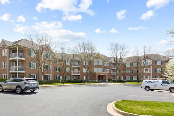 $685,000 | 2640 Summit Drive, Unit 202, Glenview, IL 60025