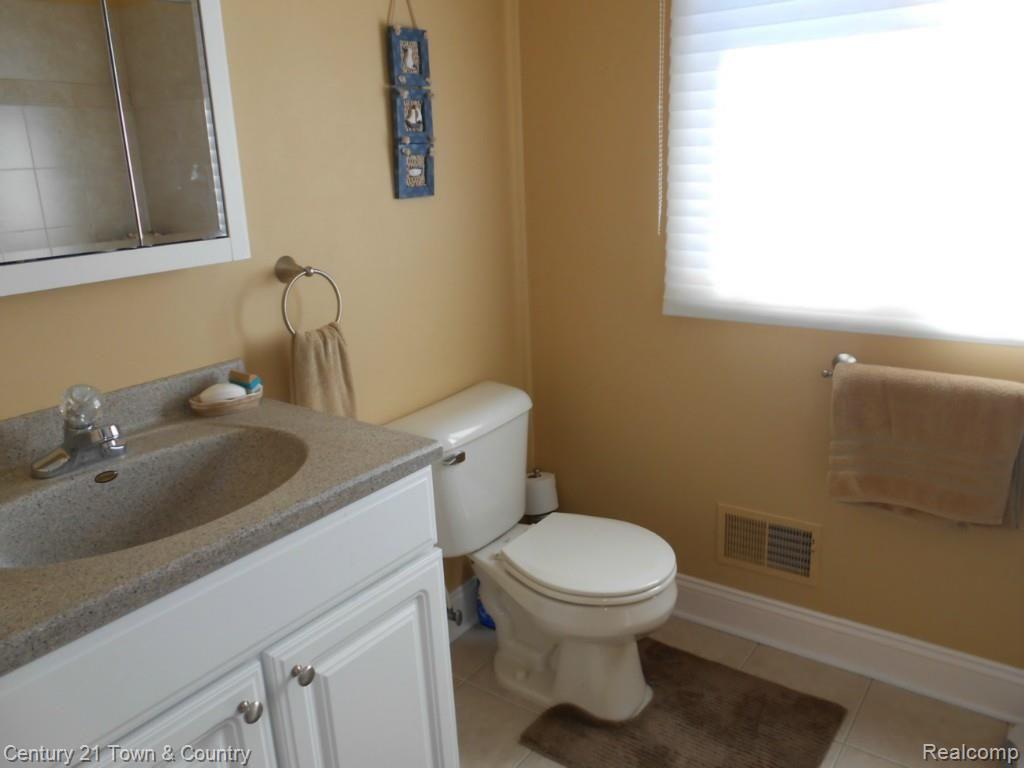 2908 Alexander Street Rochester, MI 48309 - Photo 21 of 38 Hall Full Bath