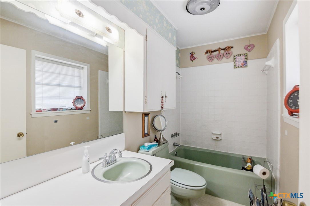 911 West Constitution Street Victoria, TX 77901 - Photo 20 of 42 a bathroom with a sink toilet and a bathtub
