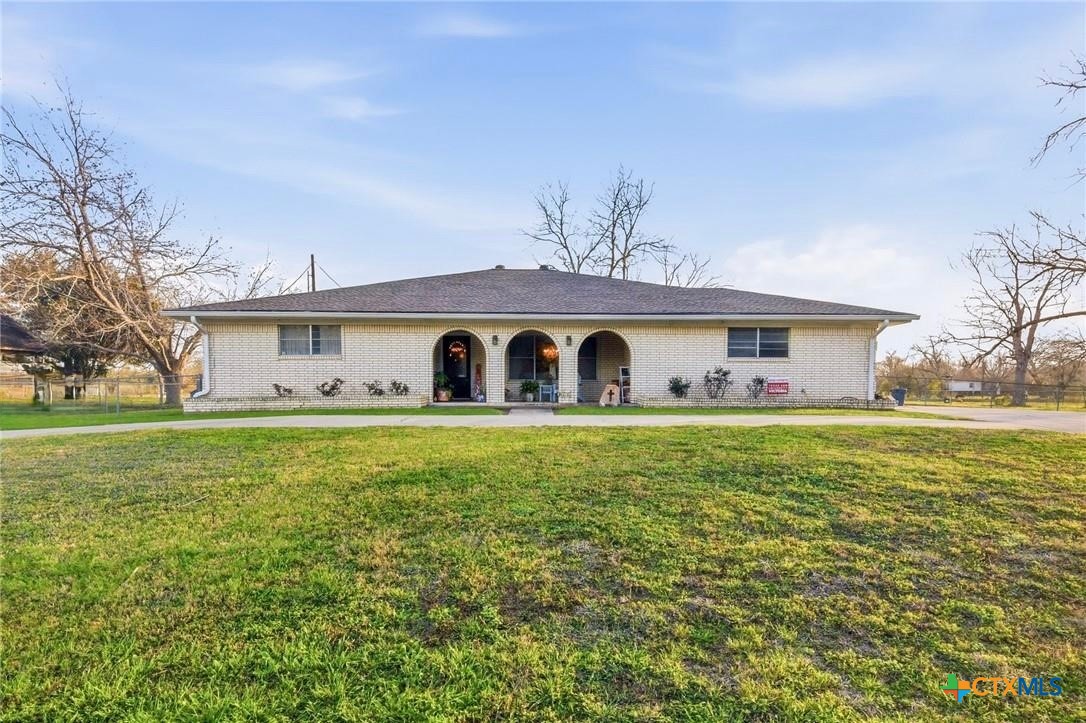 911 West Constitution Street Victoria, TX 77901 - Photo 2 of 42 a front view of a house with garden