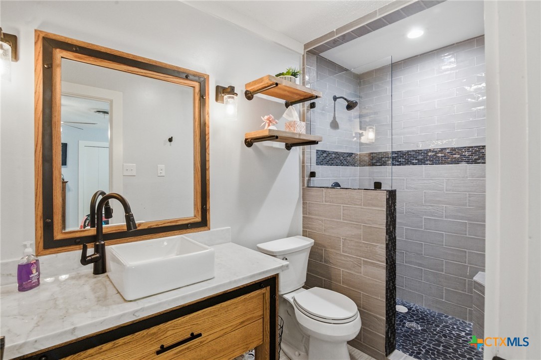 911 West Constitution Street Victoria, TX 77901 - Photo 23 of 42 a bathroom with a sink a toilet and shower