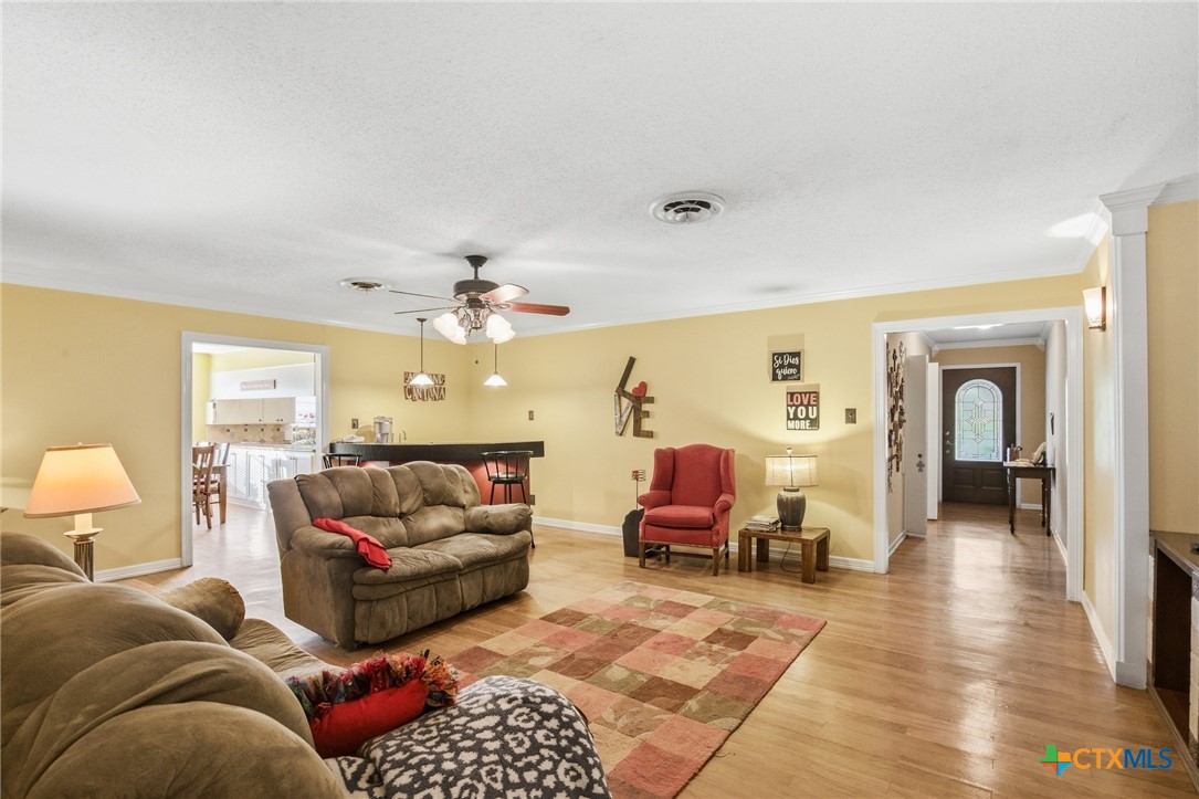 911 West Constitution Street Victoria, TX 77901 - Photo 8 of 42 a living room with furniture