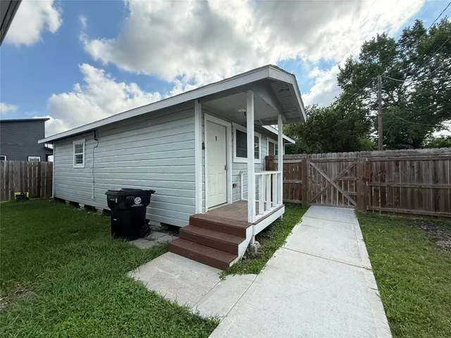 a view of a back yard of the house