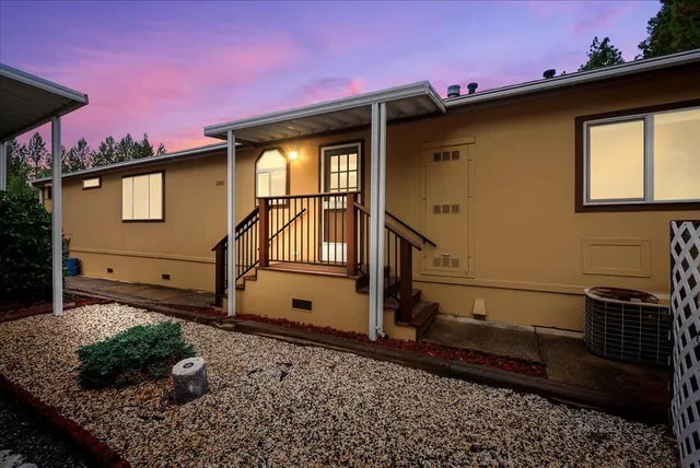 a view of a house with backyard