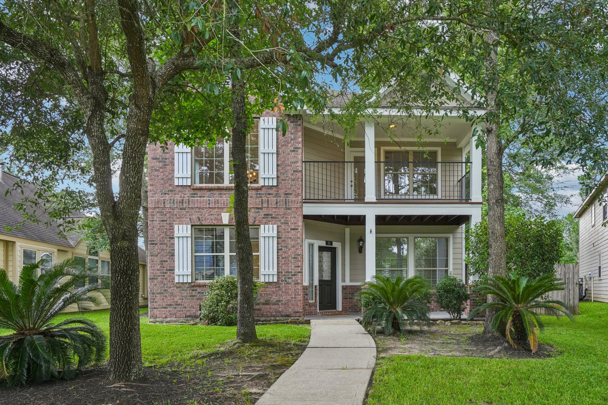 90 Panterra Way Spring, TX 77382 - Photo 3 of 43 a front view of a house with garden