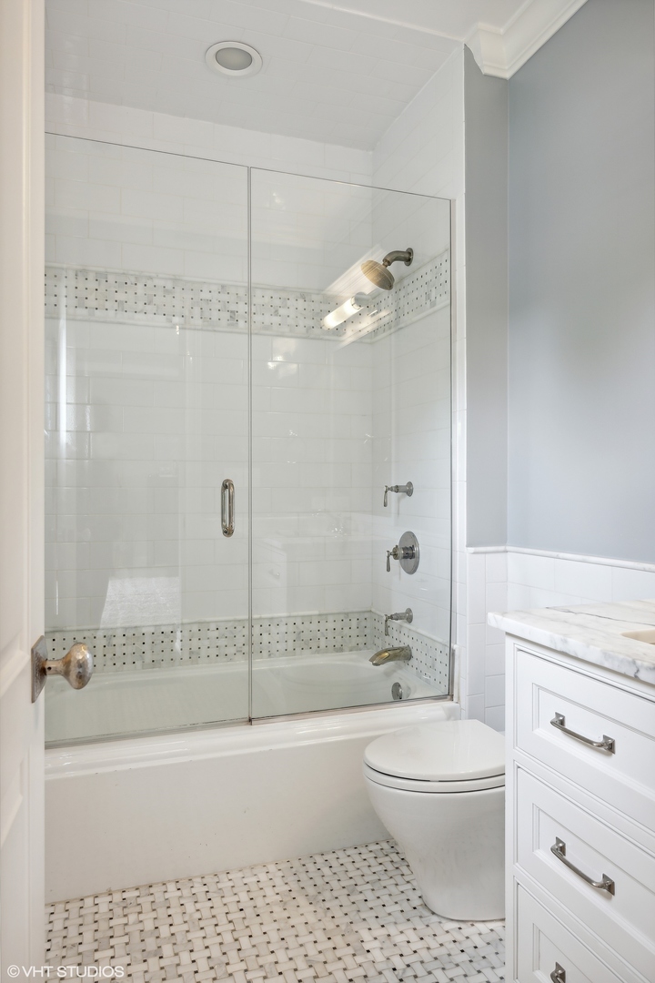 339 Linden Street Winnetka, IL 60093 - Photo 33 of 69 a bathroom with a toilet a sink and bathtub