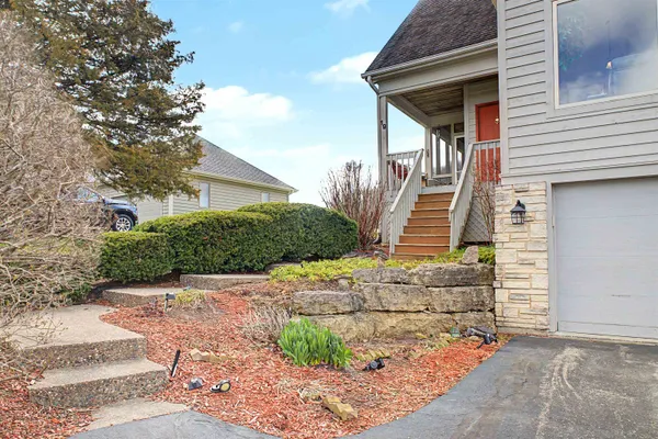 $450,000 | 19 Walnut Hill Drive, Galena, IL 61036