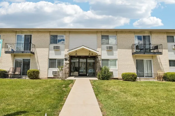 $249,000 | 8924 Kenneth Drive, Unit 101A, Des Plaines, IL 60016