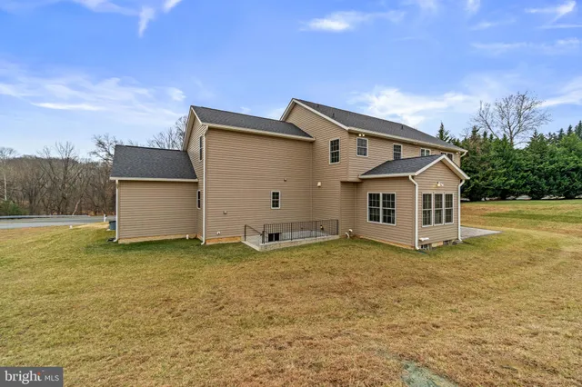 a view of a house with yard