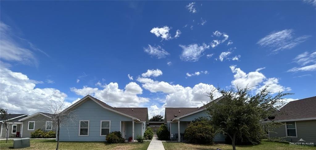 a view of a house with a yard