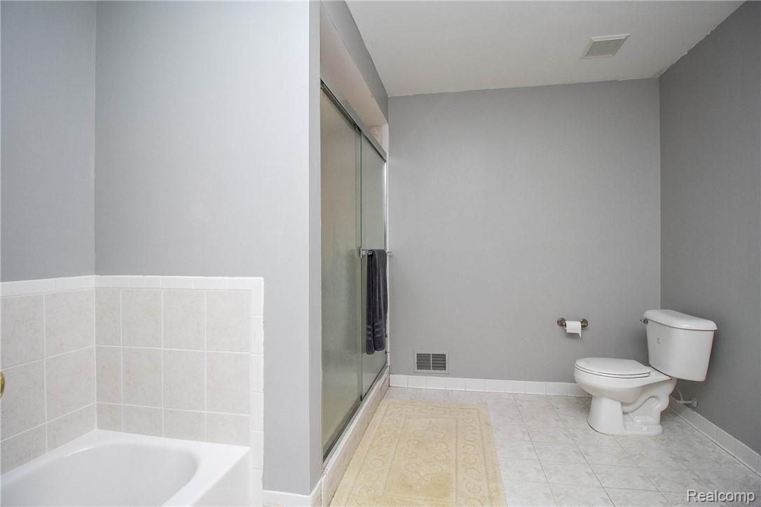 21278 Rome Drive Macomb, MI 48044 - Photo 19 of 35 23.jpg